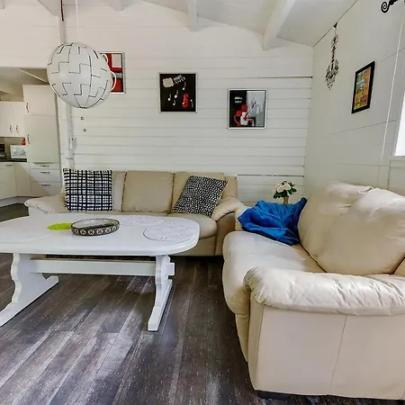 Three-bedroom Holiday In 펜션 Hals