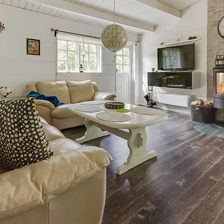 Three-bedroom Holiday In 펜션 *